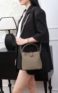 Borsa a secchiello chic in vera pelle da donna, elegante borsetta e tracolla per uso quotidiano.