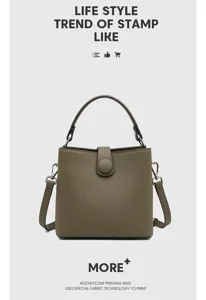 Gros plan détaillé d'un sac seau élégant en cuir véritable avec des ferrures métalliques.