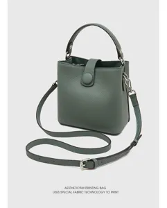 Détail du sac seau en cuir souple avec poignée supérieure et bandoulière réglable et pratique.