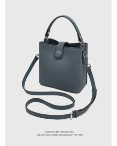 Sac seau élégant en cuir avec poignée supérieure et bandoulière réglable pour femmes.