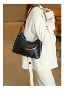 Detailed view of black shoulder underarm bag, elegant daily commuting style for women.