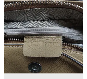 Dettaglio interno della borsa in pelle con fodera con zip e etichetta logo in rilievo.
