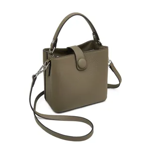 Sac seau femme en cuir veritable, elegante sacoche bandouliere chic avec poignee.