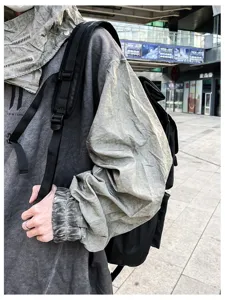Vista dettagliata dello zaino impermeabile trendy, spallacci resistenti e design urbano.