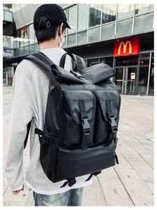Dettaglio zaino nero impermeabile con chiusura roll-top, design tasche multiple per uomo uso.