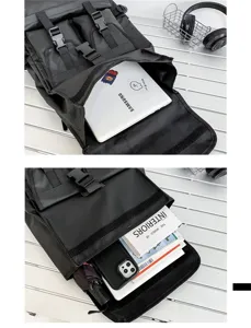 Dettaglio dello zaino tattico roll-top che mostra lo scomparto per laptop e capacita.