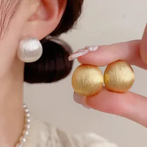 Französische Retro minimalistische Metall Kugel Ohrringe mit edlem luxuriösem Design.