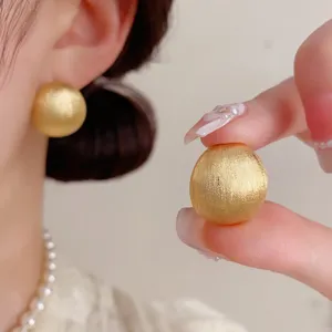 Detailaufnahme der französischen Vintage minimalistischen gebürsteten goldenen Ohrringe.