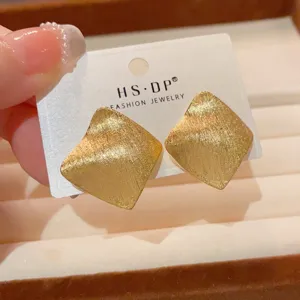 Nahaufnahme französischer Vintage gebürsteter Metall Rhombus Ohrringe, stylischer Schmuck.