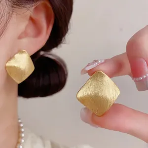 Französische Retro minimalistische Metall gebürstete Ohrringe Detailansicht mit feiner Textur.