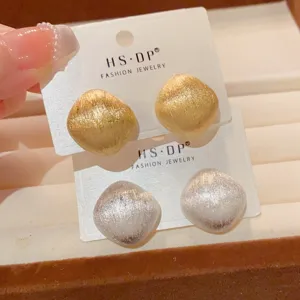Französisch retro minimalistische metall gebürstete ohrringe detailansicht, chic ohrschmuck.