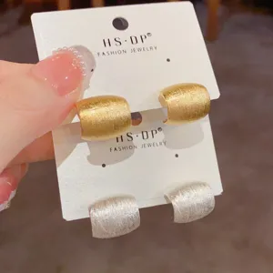 Französische vintage minimalistische metall gebürstete creolen ohrringe set eleganter schmuck.