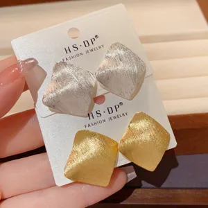 Französisch Retro einfach Metall gebürstet Rauten Ohrringe Set elegante Damen Schmuck Accessoire