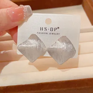 Minimalistische geometrische Rauten gebürstete Metall Ohrringe, französischer Retro Schmuck.