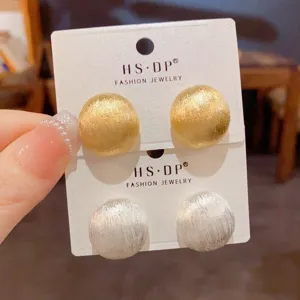 Französische Retro minimalistische Metall gebürstete Kugel Ohrringe Set, Detailansicht.