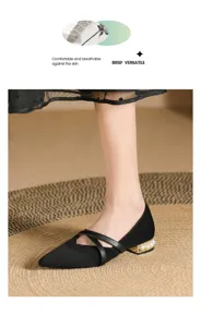 Détail de chaussures Mary Jane élégantes en velours noir à talons bas et bout pointu.