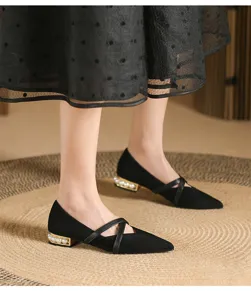 Élégantes chaussures plates pour femmes noires à bout pointu, talons perlés et brides.