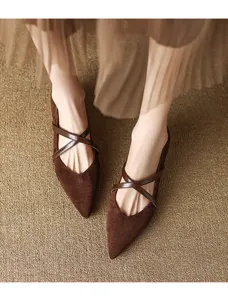 Gros plan détaillé de superbes chaussures pointues marron avec de fines brides croisées.