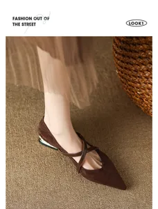 Élégantes chaussures plates marron pour femme à bout pointu, brides croisées et petit talon.