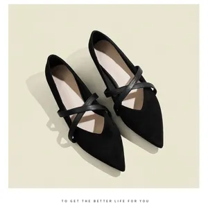 Vue détaillée de chaussures Mary Jane noires à bout pointu et lanières croisées.