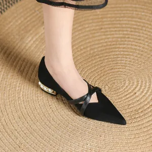 Escarpins pointus pour femmes style français avec petit talon, brides et perles élégantes.
