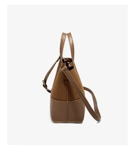 Vista dettagliata della borsa a secchiello da donna in pelle marrone con manici.