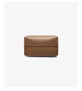 Borsa pochette minimalista in pelle marrone, astuccio strutturato per uso quotidiano.