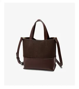Borsa secchiello donna marrone scuro pelle camoscio vista dettagli, tracolla casual retrò.