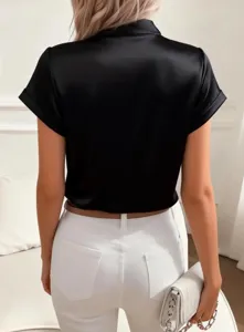 Vista de detalle trasera de la muy elegante blusa de satén negro para mujer con manga corta.