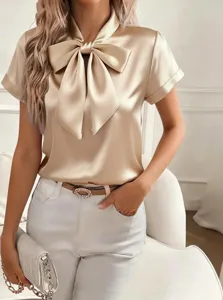 Elegante blusa de satén de manga corta para mujer con cuello de lazo en color champán.