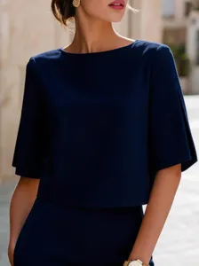 Vista dettagliata del top minimalista da donna blu scuro con scollo rotondo e maniche.