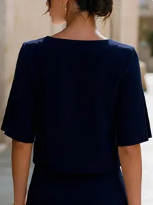 Top corto blu navy minimalista da donna a maniche corte con spacchetti eleganti e design raffinato.