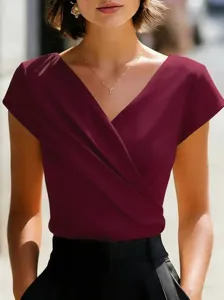 Detalle de top corto cruzado con cuello en V elegante, corte ajustado en burdeos.
