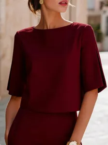 Top corto minimalista da donna con scollo rotondo e maniche spaccate bordeaux elegante.