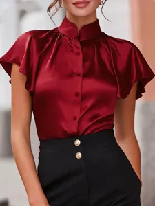 Elegante camicetta estiva in raso con collo alto e maniche a volant. Top da lavoro chic.