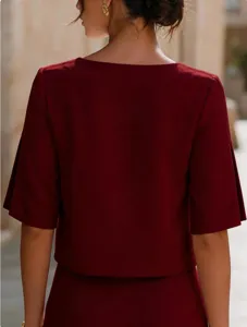 Top corto estivo da donna minimalista con scollo rotondo e maniche corte spaccate bordeaux