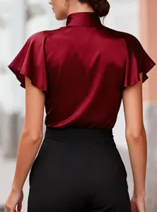 Elegante camicetta da donna in raso a maniche corte con collo alto e volant. Perfetto top estivo.