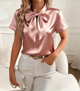 Vista detallada de la elegante blusa de satén rosa de manga corta con elegante cuello de lazo.