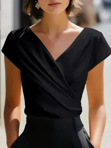 Vista detallada del elegante top de mujer negro con cuello en V cruzado manga corta.