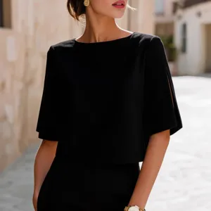 Top corto minimalista da donna con scollo rotondo e maniche spacchetto, stile estivo.