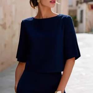 Top corto minimalista da donna con scollo rotondo e maniche a spacchetto estate chic