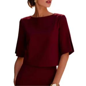 Top corto minimalista da donna con scollo rotondo e maniche spaccate per l'estate.