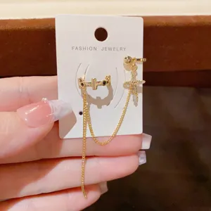 Elegante manichetta orecchio catena croce metallo donna, design minimalista dettaglio.