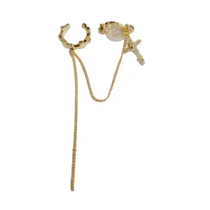 Auricolare con catena croce dorata, orecchino clip stile punk da donna alla moda.