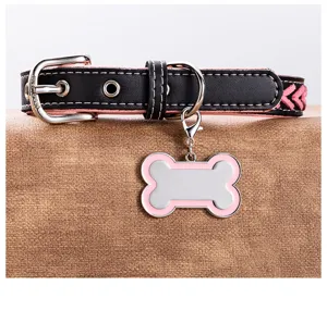 Zwarte roze huisdier hondenhalsband met botvormig metalen ID-tag schattige puppy accessoire.