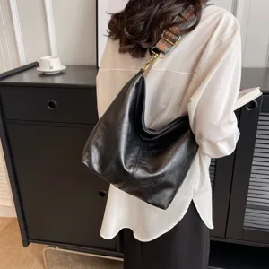 Zwarte PU lederen schoudertas voor dames, stijlvolle casual hobo crossbody tas met etnische riem.