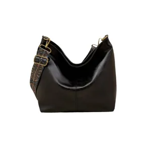 Stijlvolle zwarte schoudertas voor dames, grote hobo shopper met etnische brede schouderband.