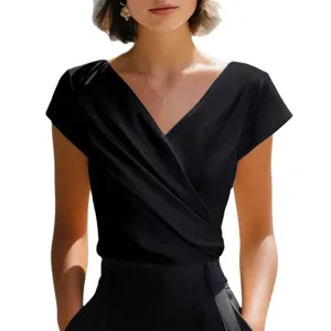 Elegante top negro de mujer con cuello en V cruzado, diseño ajustado ideal para verano.