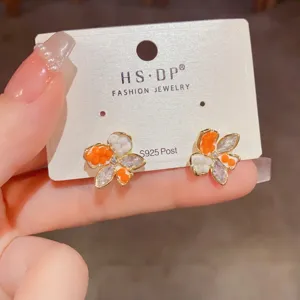 Primer plano de pendientes de flores de cristal artesanales con cuentas de colores.