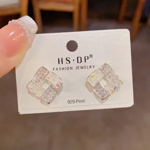 Exquisitos pendientes cuadrados de cristal con poste de plata 925, foto de detalle elegante.